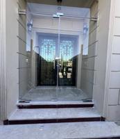 إعلان عن الزجاج سكربت شاورباكس فكسات  بالكونه زجاج مرايا زجاج طاوله طعام